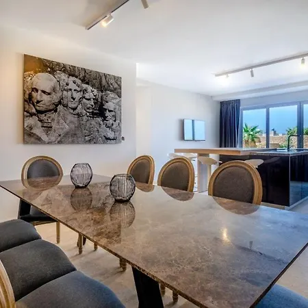 Hygge With Large Communal Pool And Private Hot Tub דירה *