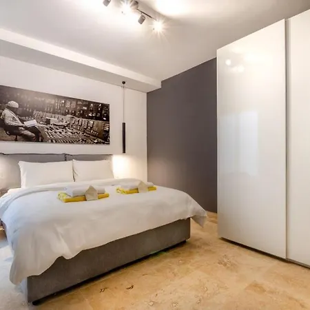 Hygge With Large Communal Pool And Private Hot Tub דירה