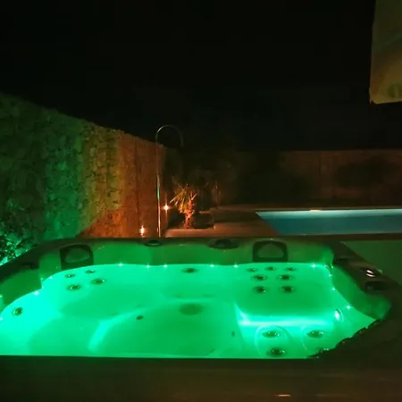 Hygge With Large Communal Pool And Private Hot Tub דירה