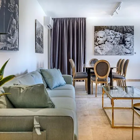 Hygge With Large Communal Pool And Private Hot Tub Apartment Xaghra