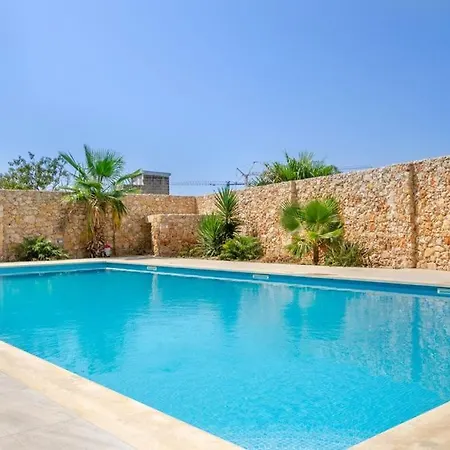 Lägenhet Hygge With Large Communal Pool And Private Hot Tub Xagħra